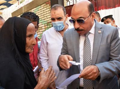   فرق «١٠٠ مليون صحة» تنتشر أمام اللجان الانتخابية في أسوان