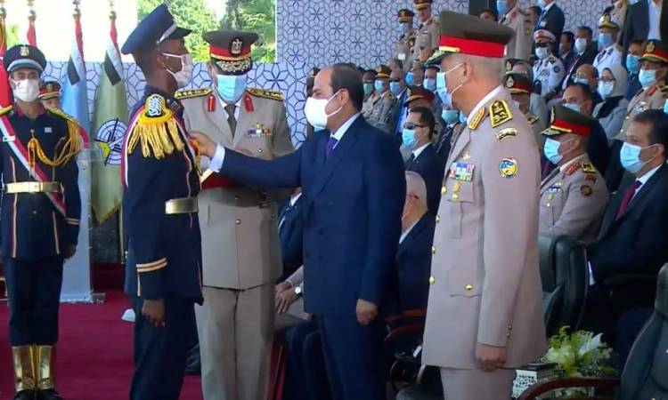   الرئيس السيسى يمنح أوائل خريجى الكليات والمعاهد العسكرية الأنواط