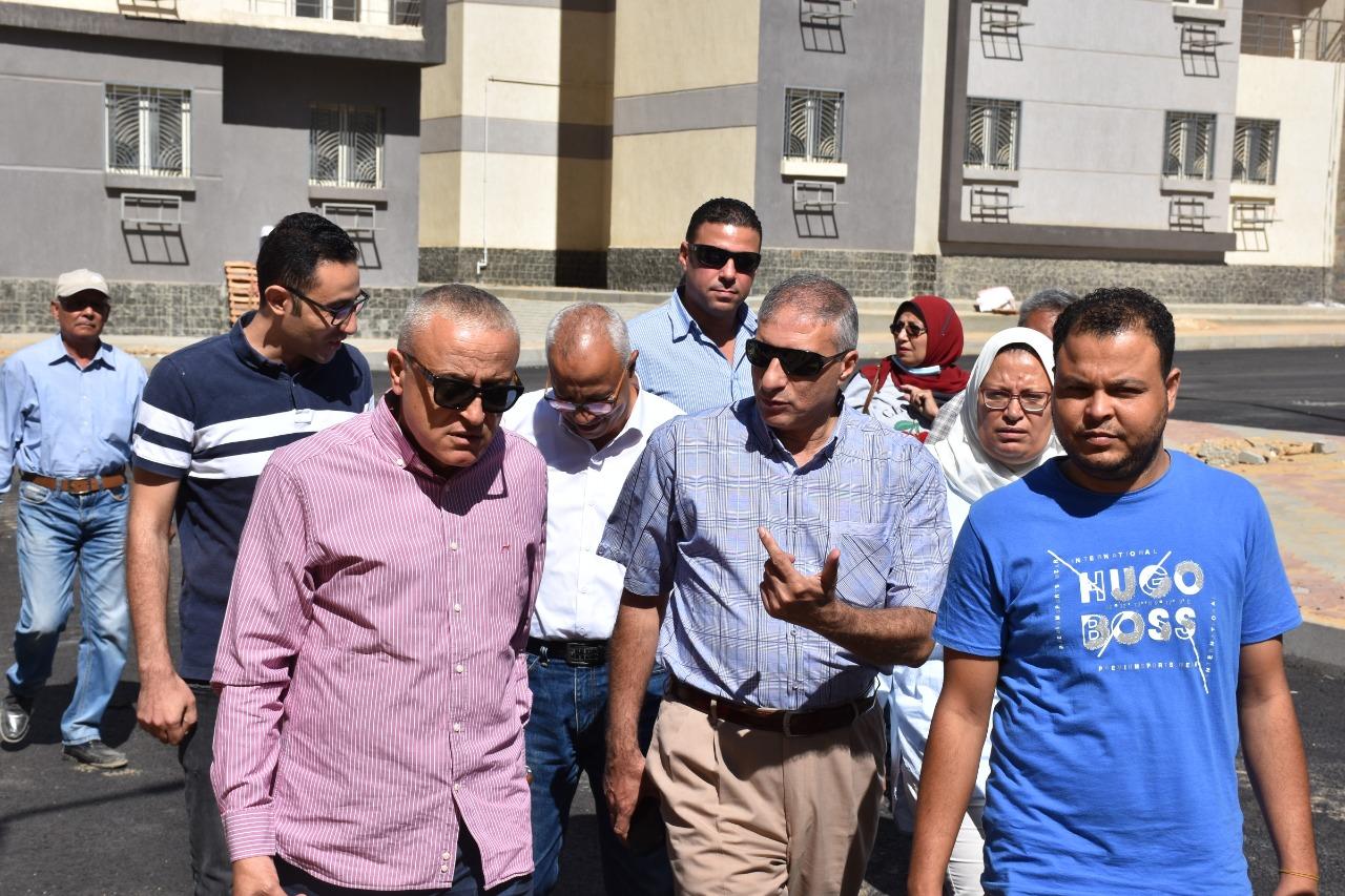   نائب رئيس" المجتمعات العمرانية " يتابع الاستعدادات الأخيرة لوحدات " سكن مصر" بالقاهرة الجديدة