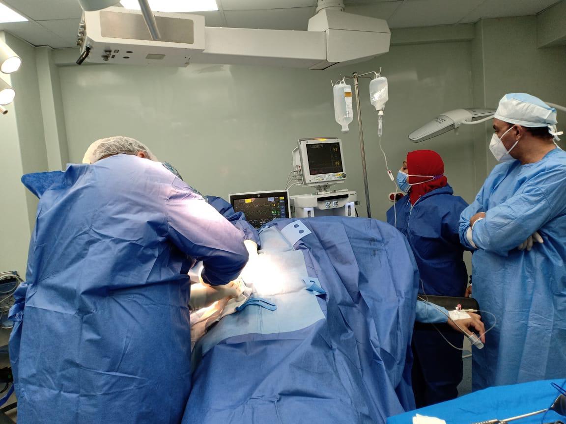   عمليات جراحية دقيقة في علاج أورام الثدي لمنتفعات التأمين الصحي الشامل ببورسعيد