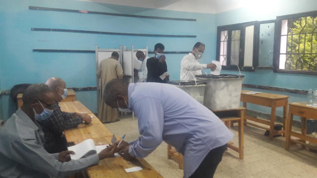   إقبال كثيف من الناخبين على لجان الانتخابات فى الساعات الأخيرة بمحافظة قنا