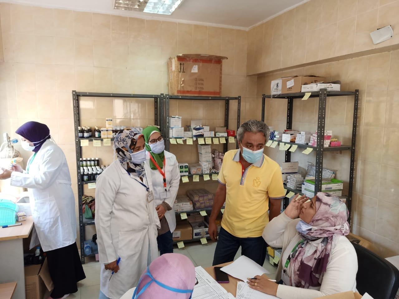   محافظ قنا‪ :‬الكشف على ١١٠٠ حالة خلال القافلة الطبية بقرية العقب