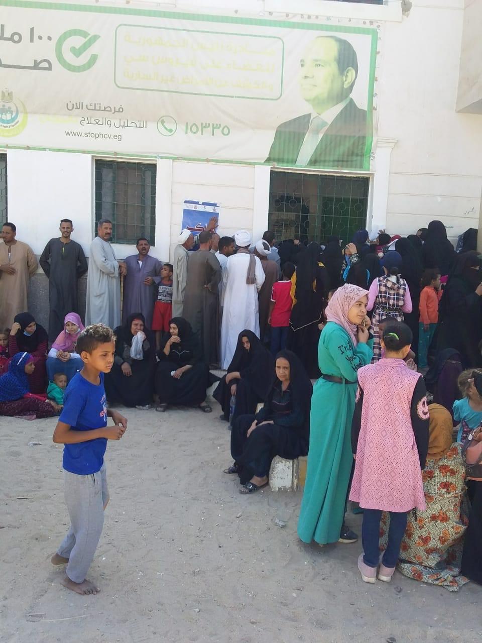   محافظ قنا: ‪ الكشف على 1060 في قافلة طبية بقرية العمرة