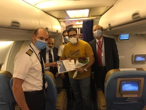   احتفالا بإستئناف رحلات اسكندرية دبي مصر للطيران تهدي ٤ ركاب تذاكر مجانية