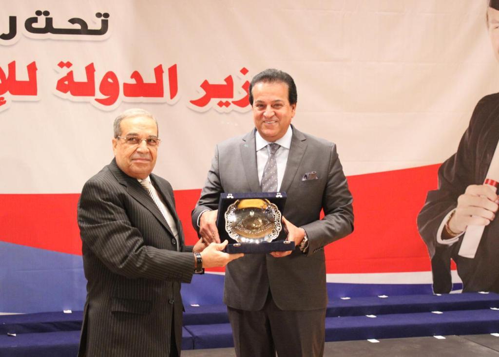   وزيرا التعليم العالي والإنتاج الحربي يشهدان حفل تخرج أول دفعة من الأكاديمية المصرية