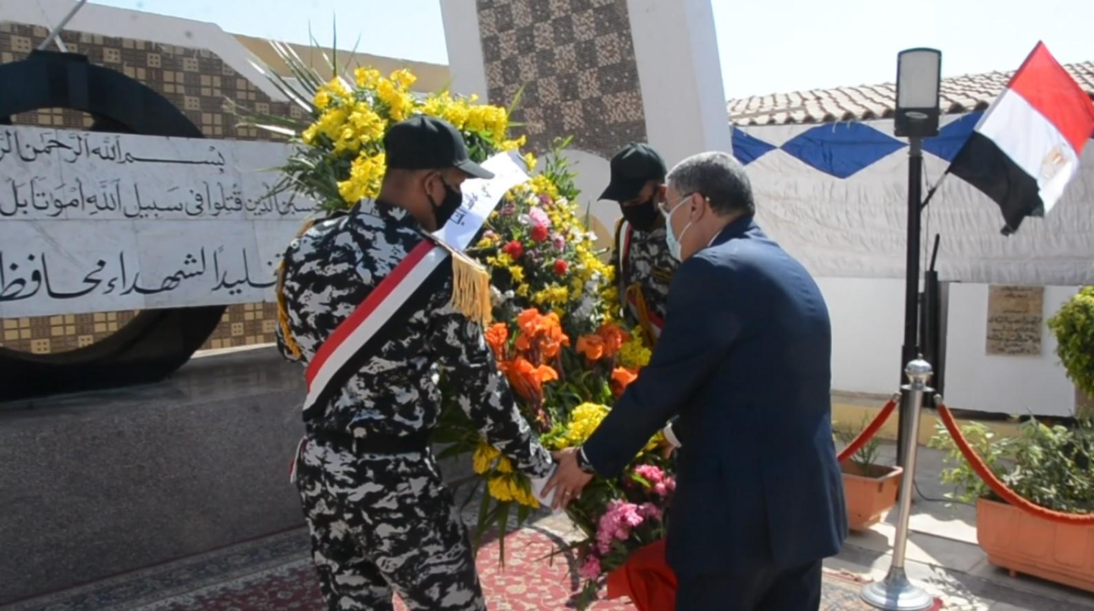   محافظ المنيا يضع إكليلا من الزهور على النصب التذكاري ويقدم التهنئة لرجال القوات المسلحة