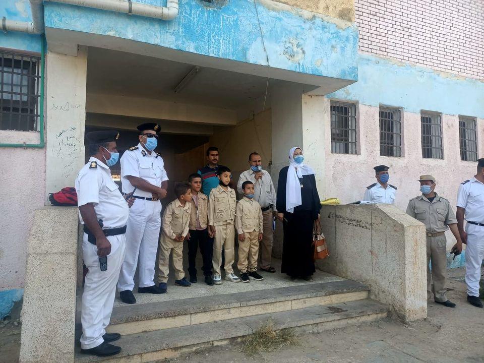   تكريم أبناء شهداء الشرطة في أول يوم دراسي ببني سويف