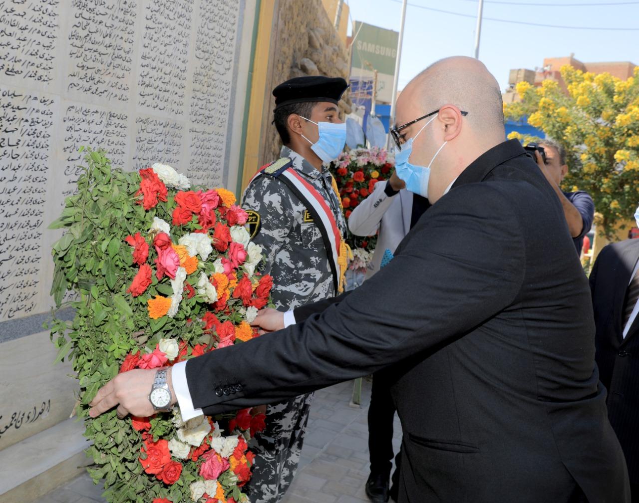   محافظ بني سويف يضع إكليل الزهور على النصب التذكاري لقبر الجندي المجهول