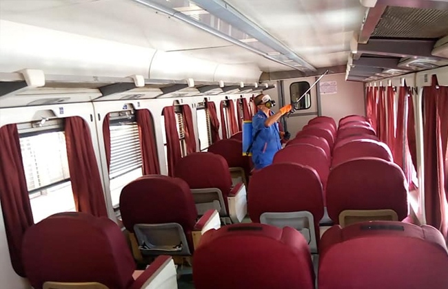   صور|| «السكك الحديدية» تواصل تعقيم القطارات لمواجهة «كورونا»