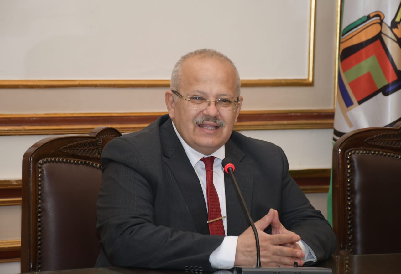   رئيس جامعة القاهرة يتلقى تقريرًا حول آخر مستجدات لجنة مكافحة كورونا