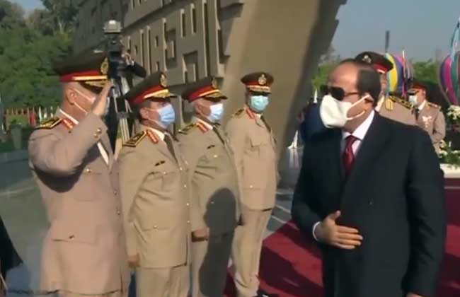   الرئيس السيسي يضع إكليلا من الزهور على النصب التذكاري
