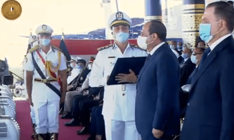   الرئيس السيسى يمنح أوائل خريجى كلية الشرطة أنواط الامتياز