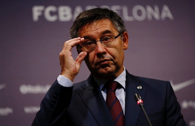   رئيس برشلونة يشعل فتيل الحرب بين لاعبي الفريق