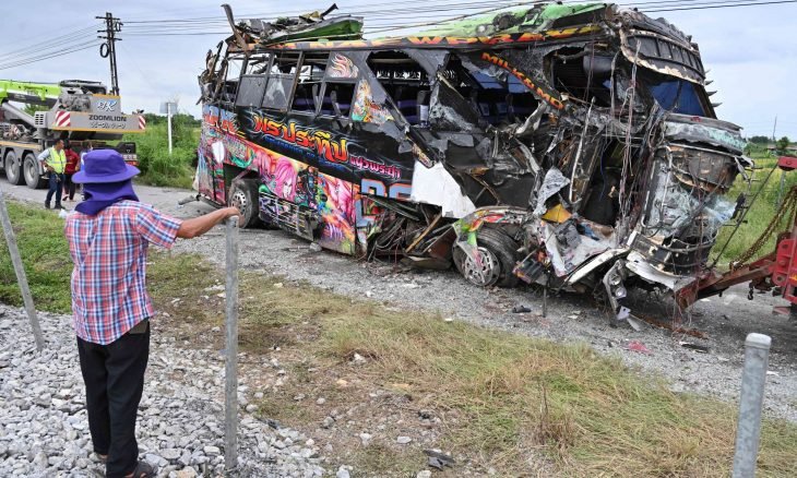   صور|| مصرع 18 قتيلاً في تصادم قطار وحافلة بتايلاند