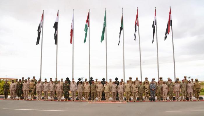   قادة الجيوش يشهدوا تدريب «سيف العرب» بقاعدة محمد نجيب العسكرية
