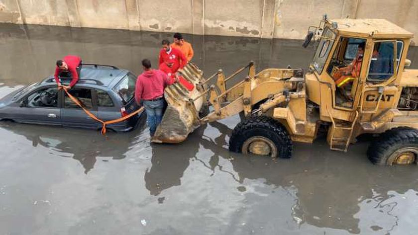   الهلال الأحمر: سحب ٤٠ سيارة عالقة فى الأمطار بالأسكندرية