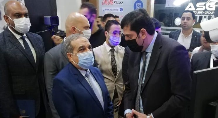   وزير الإنتاج الحربي يقوم بجولة بمعرض «Cairo ICT 2020»