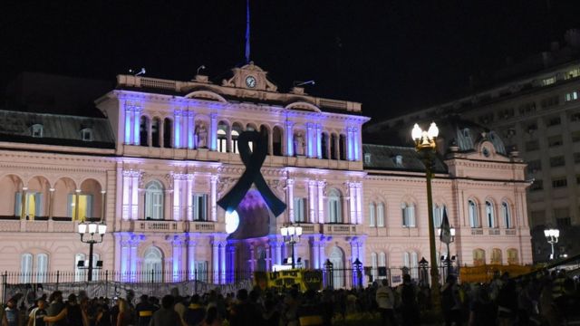  جثمان مارادونا يصل القصر الرئاسى فى الأرجنتين