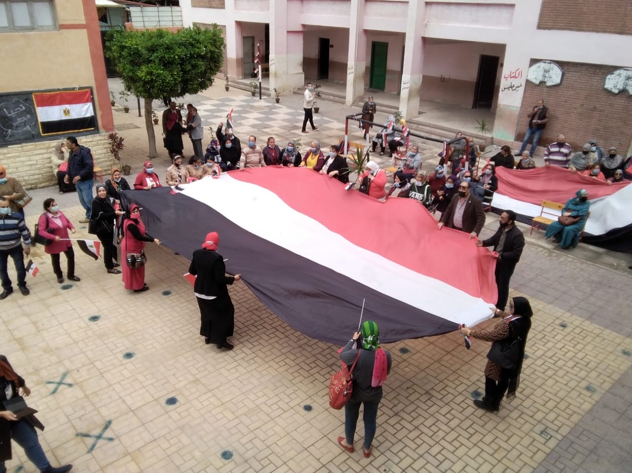   تظاهر في حب مصر أمام اللجان بالإسكندرية