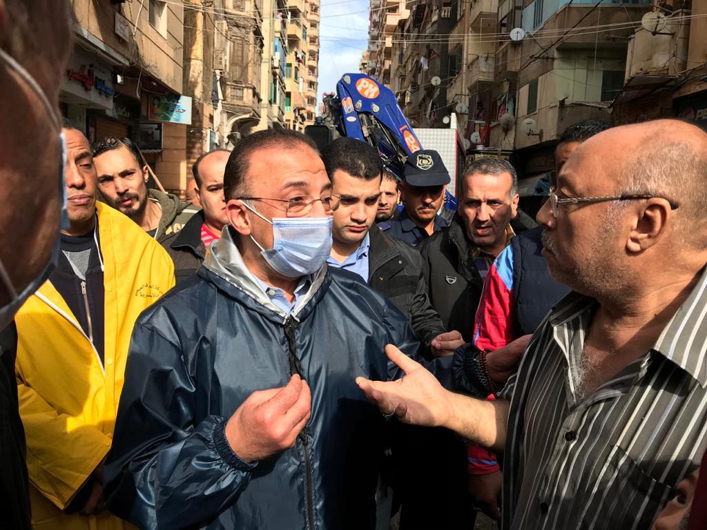   جولات مستمرة لمحافظ الإسكندرية منذ فجر اليوم لمتابعة أعمال تصريف مياه الأمطار