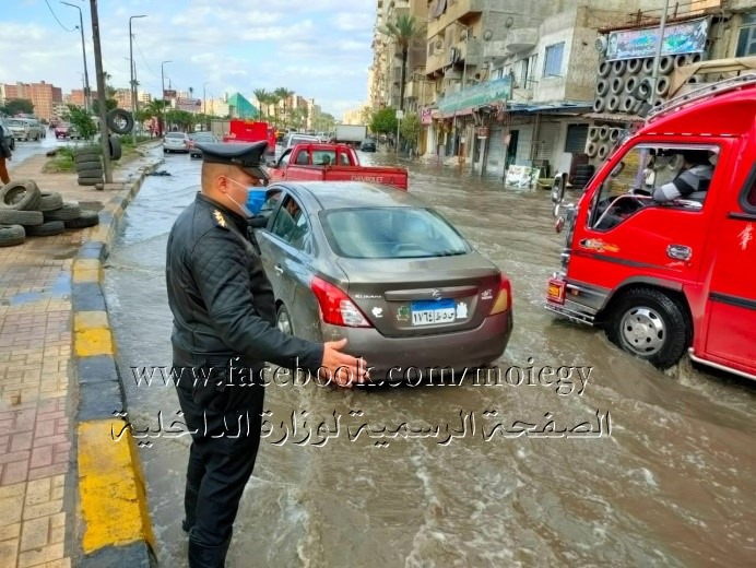  «بينهما مواقف إنسانية».. جهود رجال الشرطة لمواجهة الأمطار
