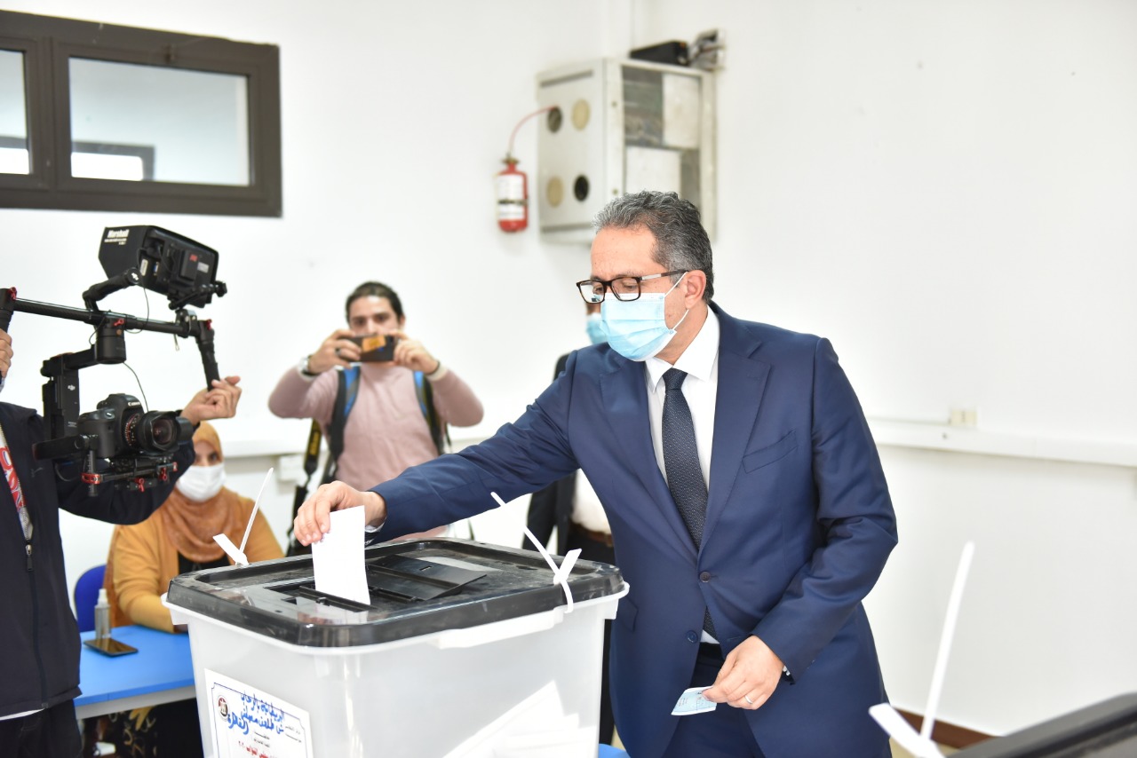   وزير السياحة والآثار يدلي بصوته في انتخابات النواب