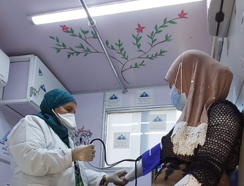   علاج  700 مواطن بالمجان ضمن مبادرة حياة كريمة ببنى سويف