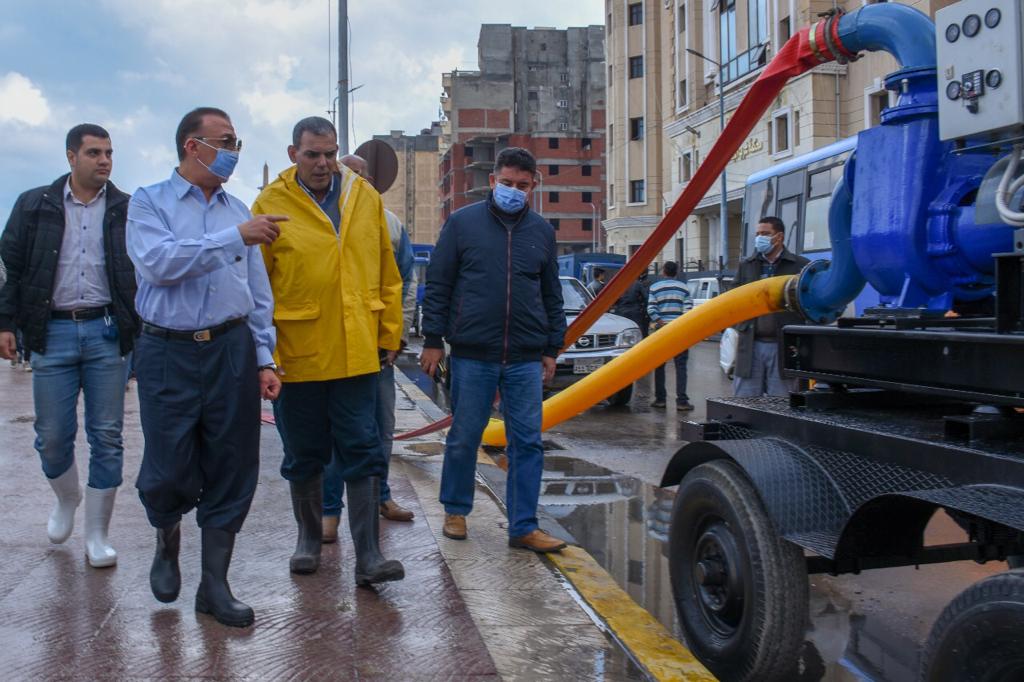  محافظ الإسكندرية يتابع تصريف مياة الأمطار بوادي القمر بالدخيلة