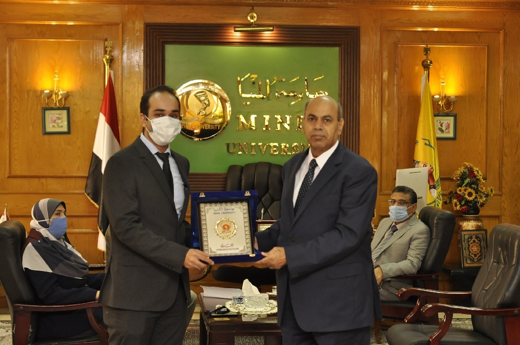   تكريم صيدلى بجامعة المنيا بعد حصوله على جائزة «نيوتن مشرفه 2020»