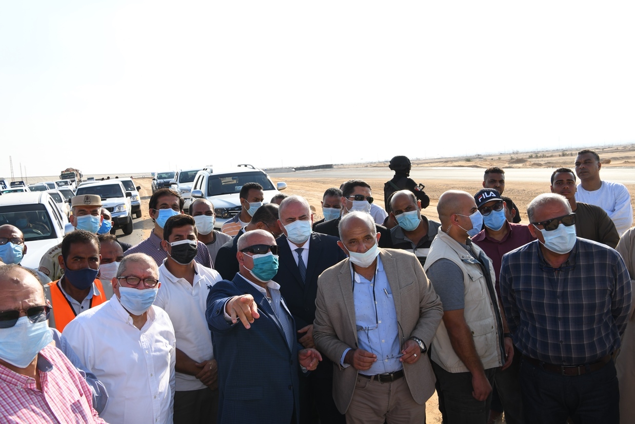   وزير النقل ومحافظ قنا يتفقدان إزدواج وتطوير المرحلة الأولي من طريق قنا الأقصر الصحراوي الشرقي