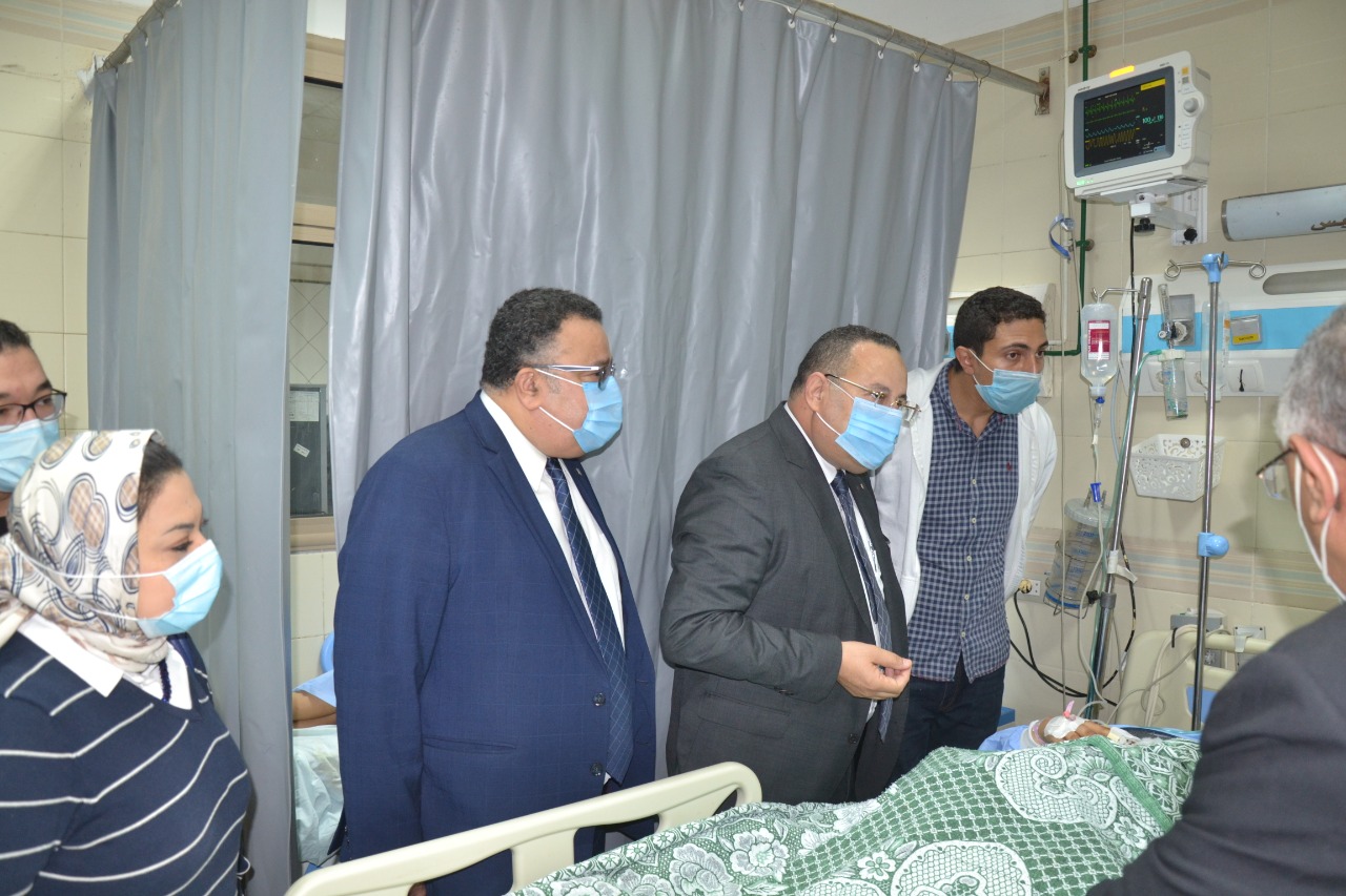   رئيس جامعة الإسكندرية يطمئن على الموظفة المصابة بكلية الطب