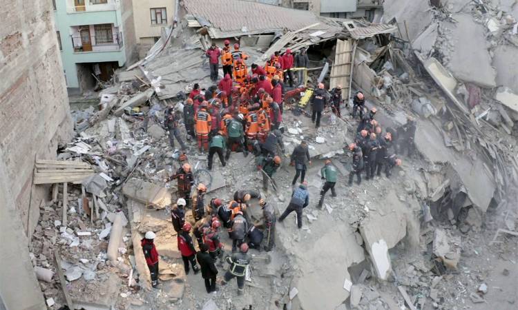   60 قتيلا و940جريحا ارتفاع حصيلة ضحايا زلزال إزمير بتركيا