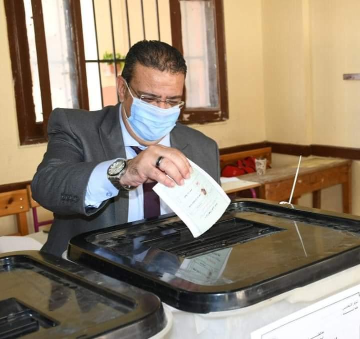   رئيس جامعة القناة يدلى بصوته في انتخابات النواب 