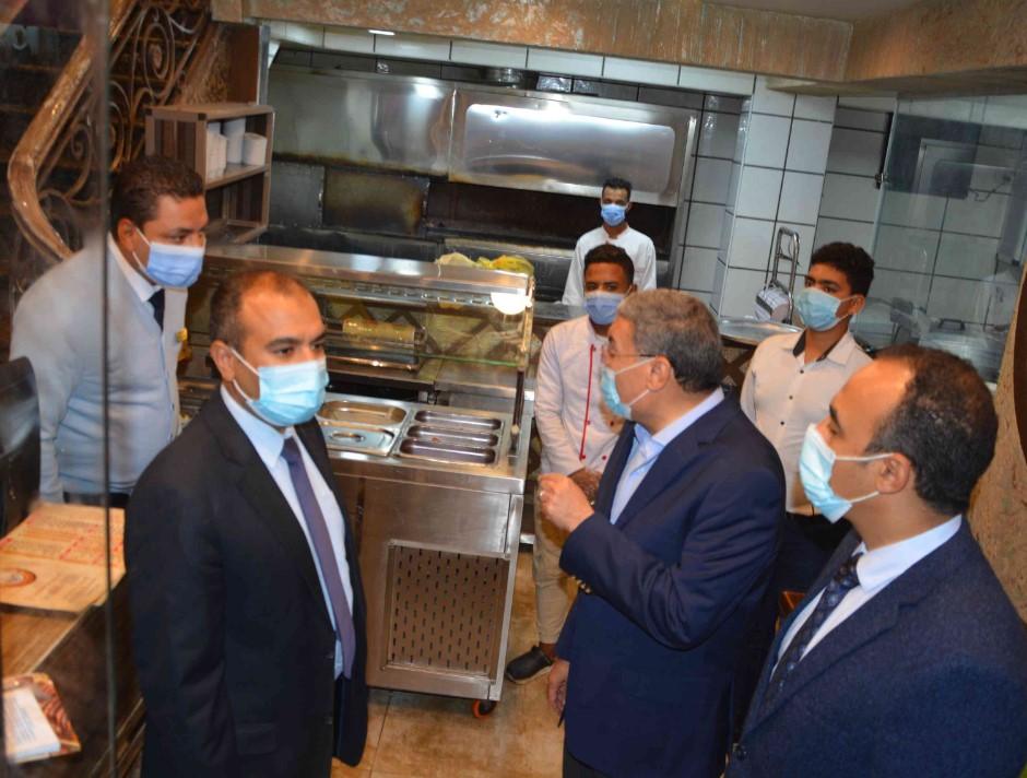   محافظ المنيا يغلق 3 مطاعم خلال جولة تفقدية