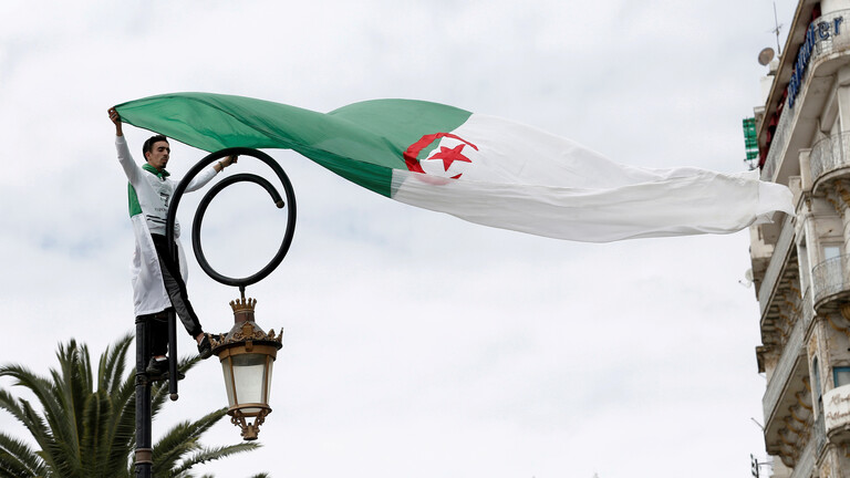   الجزائريون يصوتون على تعديل الدستور