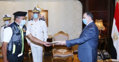   وزير الداخلية يكرم أمين شرطة المرور