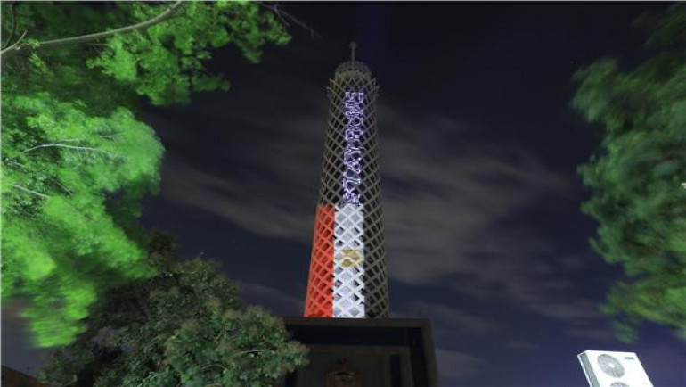   صور|| برج القاهرة يتزين برسالة «مصر أولًا.. لا للتعصب»