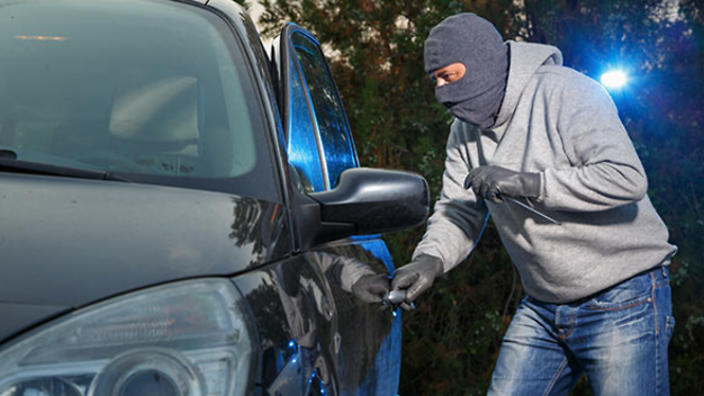   القبض على تشكيل عصابي تخصص في سرقة السيارات 