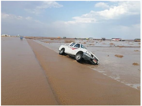   صور|| غلق طريق«الغردقة -رأس غارب» بسبب السيول
