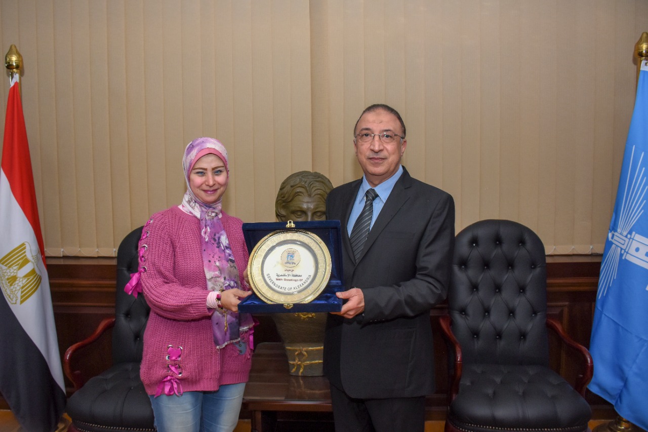   محافظ الإسكندرية يكرم نهى أحمد الفائزة بجائزة التميز الحكومي العربي