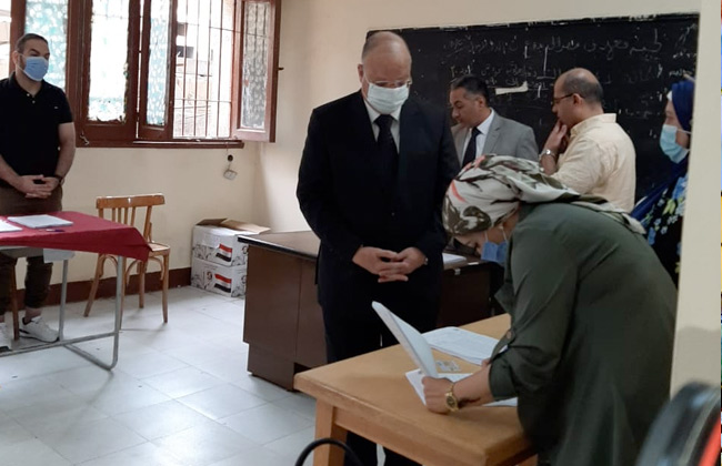   محافظ القاهرة يدلي بصوته في انتخابات مجلس النواب
