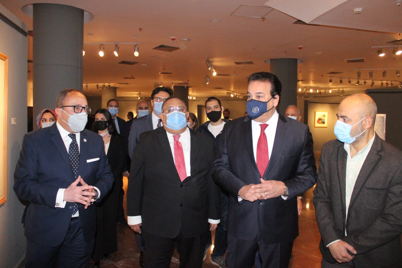   وزير التعليم العالي يتفقد المتحف الفني بجامعة حلوان