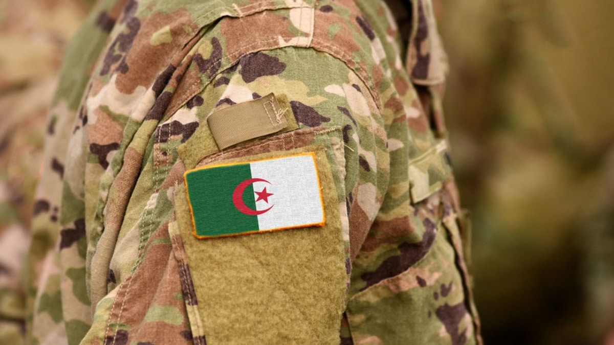   الجيش الجزائرى ينتشل جثمانى ضابطين قتلا فى تحطم مروحية عسكرية