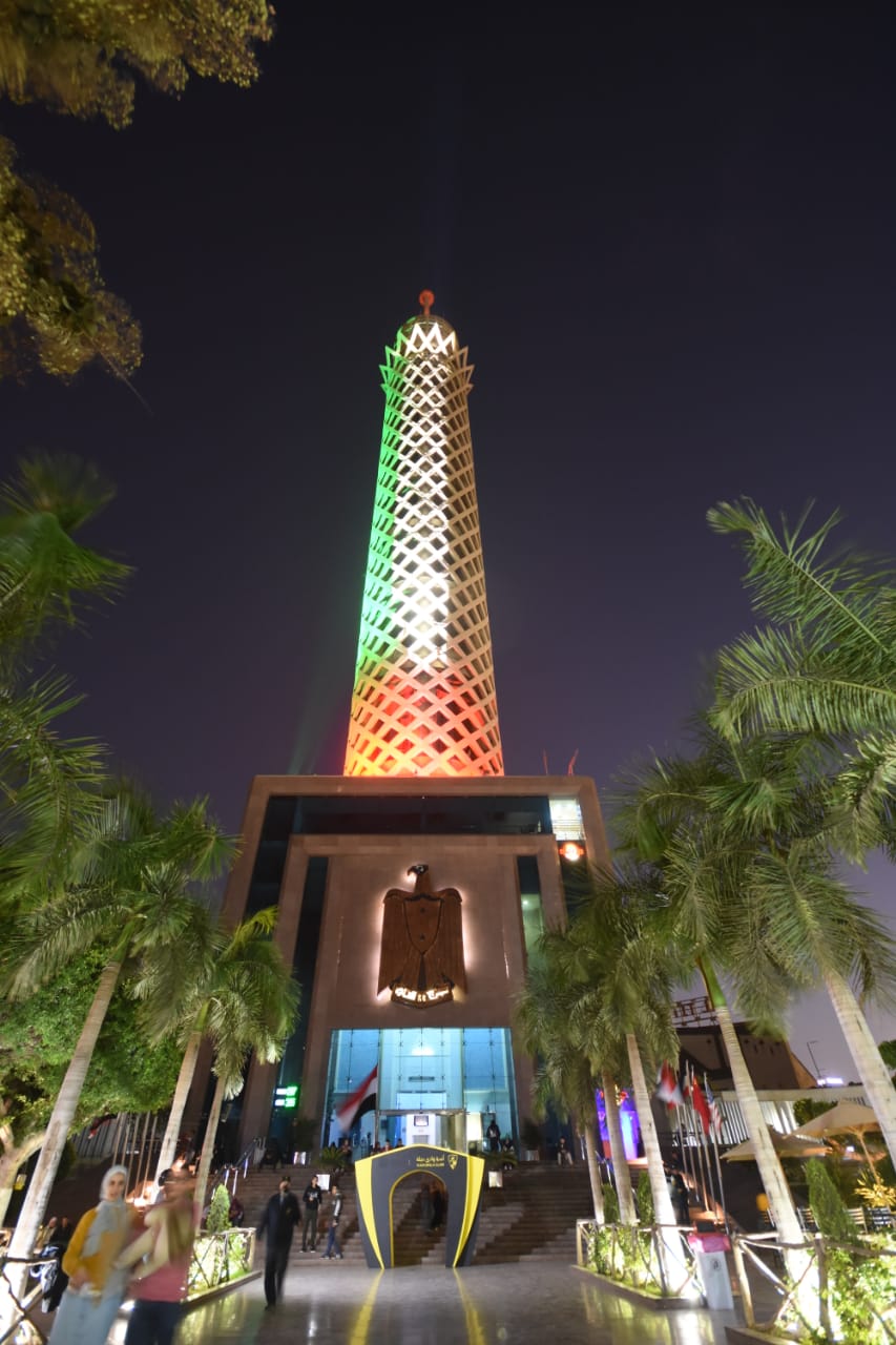   برج القاهرة يضئ بألوان علم الإمارات