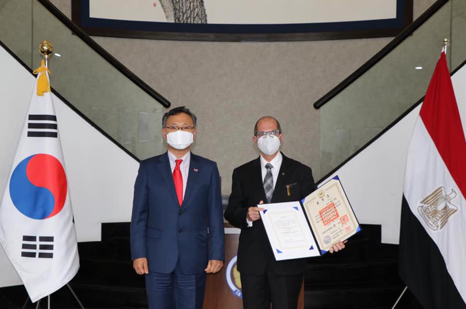   سفير مصر لدى البيرو يتلقى وسام الاستحقاق المدني الكوري