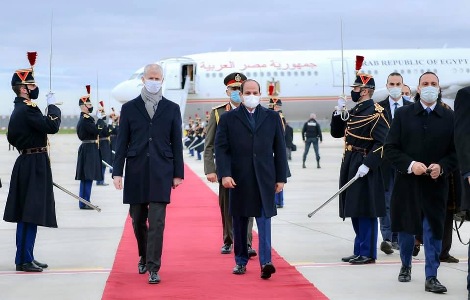   صور.. لحظة وصول الرئيس السيسى مطار أورلى