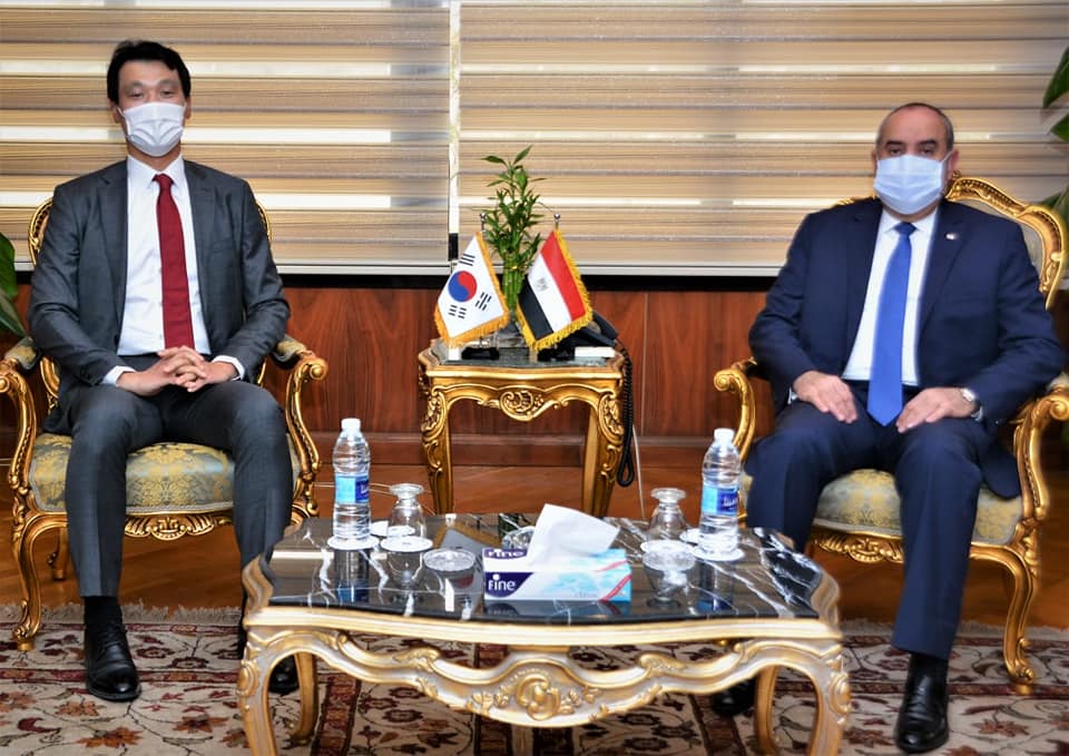   منار يبحث مع سفير كوريا الجنوبية لدى مصر تحديث اتفاقية النقل الجوى
