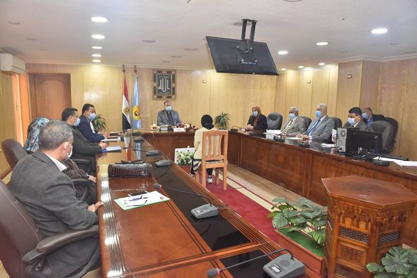 محافظ أسيوط يوجه بوضع حلول لمشاكل المواطنين