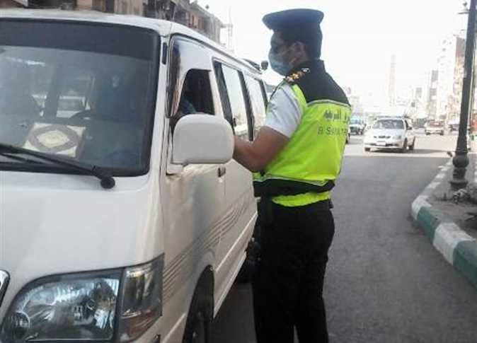   تغريم 38 سائق لعدم الإلتزام بإرتداء الكمامة فى الشرقية