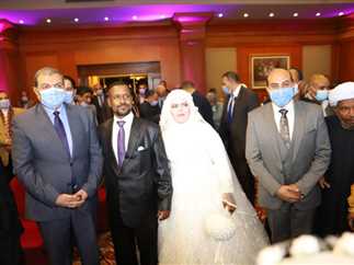   وزير القوي العاملة ومحافظ أسوان وكيلان لعروسين في حفل زفاف جماعي